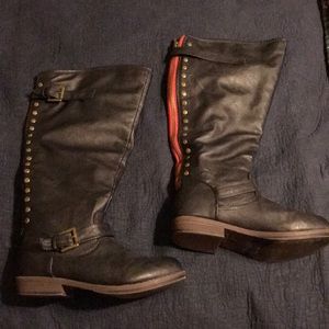 Knee-high black harness boots